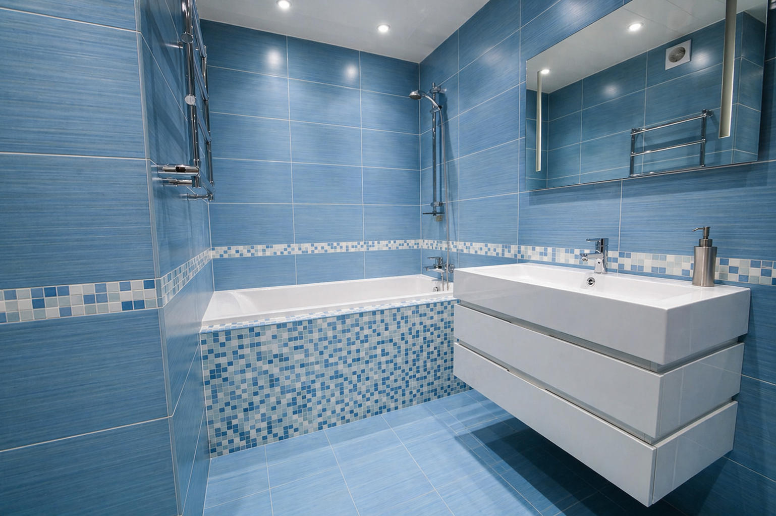 Bad mit Mosaik und Wanne