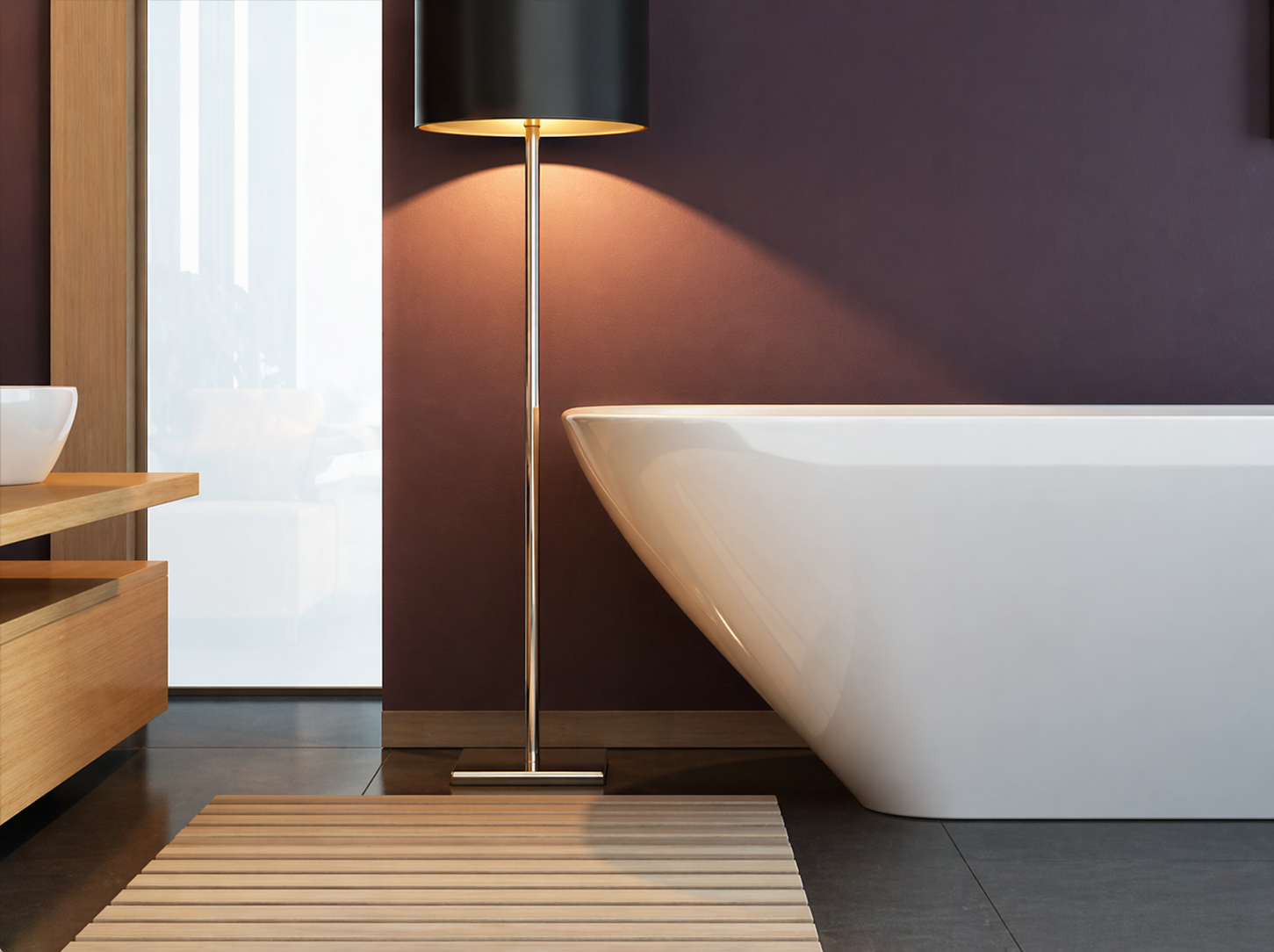 Bad mit freistehender Wanne und Stehleuchte